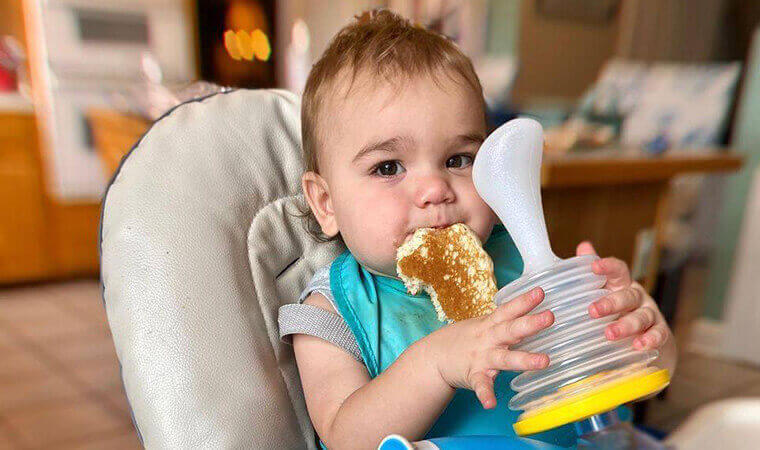 Bambino felice a tavola